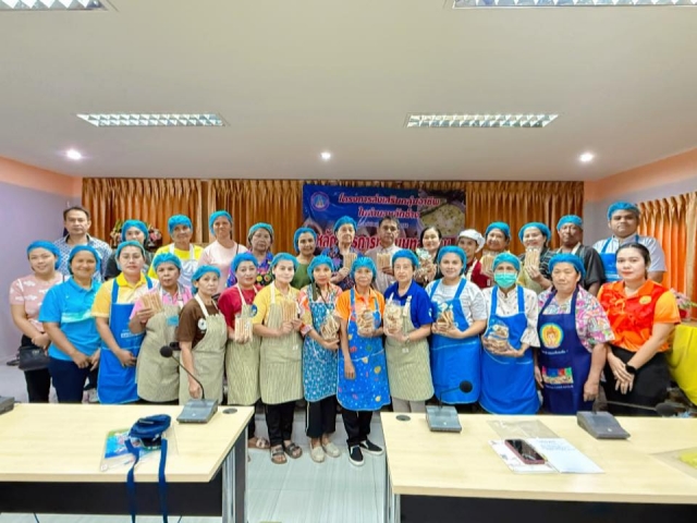 โครงการส่งเสริมอาชีพในตำบลหลักช้าง ประจำปีงบประมาณ 2568 หลักสูตรการทำขนมทองม้วน